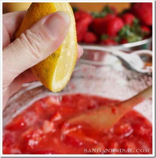 squeeze lemon juice in strawberry jam