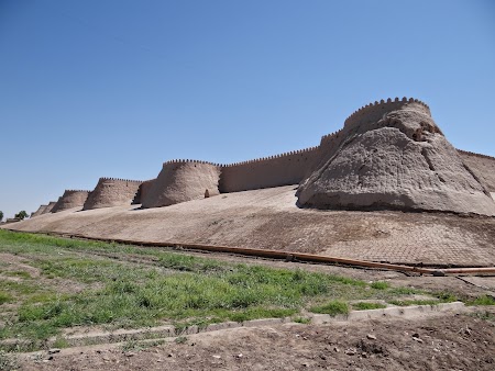 05. Zidurile cetatii Khiva.JPG