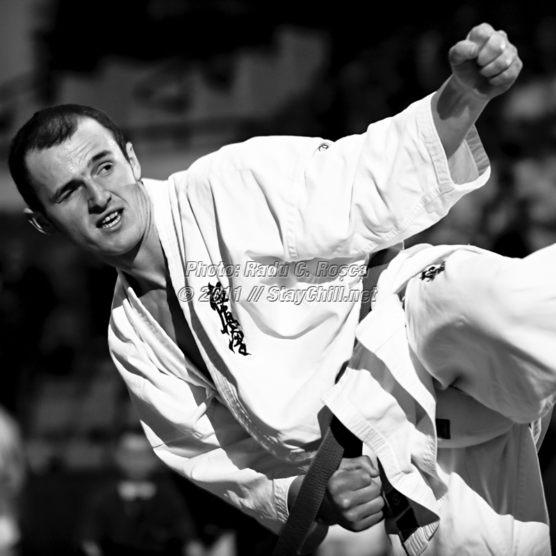 Un sportiv isi loveste adversarul in cadrul Campionatelor Nationale de Karate disputat in data de 12 martie 2011 in Sala Sporturilor din Tirgu Mures.