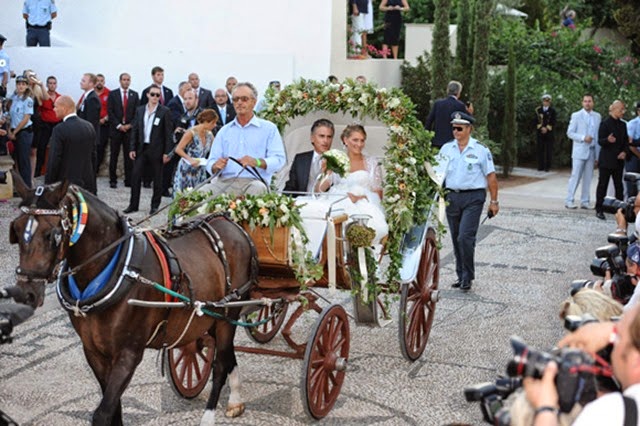 La novia, vestida con un diseño del venezolano Ángel Sánchez, llegó a la iglesia en un carruaje tirado por caballos y acompañada por el marido de su madre, Atilio Brillenbourg