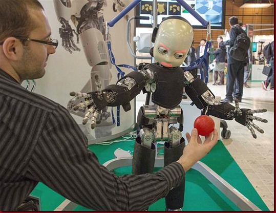 Robot humanoid bernama iCub di Innorobo 2013 fair di Lyon, Prancis, 19 Maret 2013.