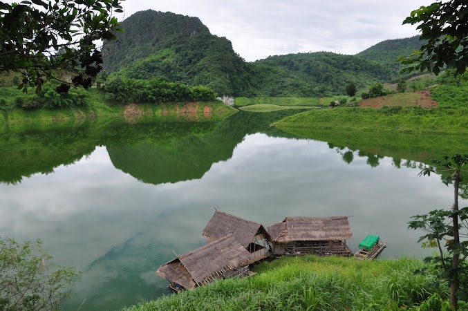 Imagini Thailanda: Peisaj dinainte de sosirea in satul Akham Thailanda