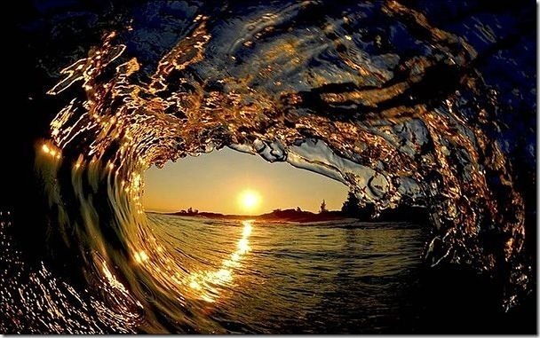 你見過無數的夕陽，但你見過海浪下的落日餘暉？