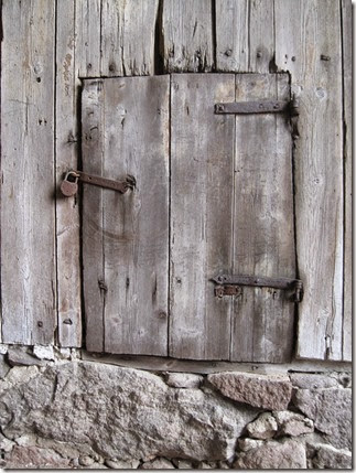 wooden-door-488115_640
