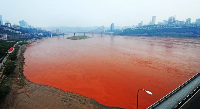 Fenomena-sungai-yang-berwarna-merah-darah-di-cina-penyebabnya-limbah-pabrik