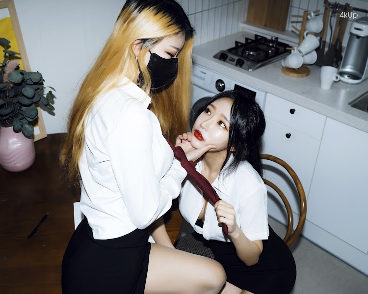 Mona (모나) & Jucy (쥬시) – Loveholic & Moon Night Snap