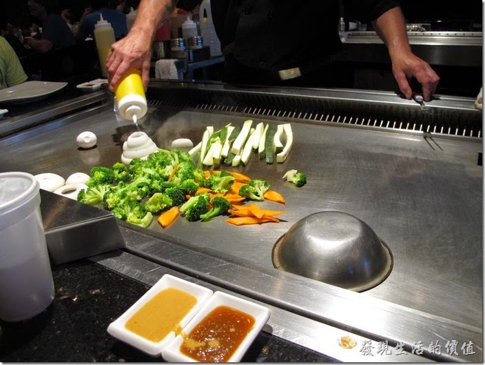 美國-路易斯威爾(Louisville) Sake Blue日本料理。鐵板燒的第一道菜色是炒青菜，有洋蔥、花椰菜、紅蘿蔔、黃瓜。
