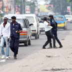 La police interpelle  des partisans de l’UDPS le 23/12/2011 à Kinshasa. Radio Okapi/ph. John Bompengo