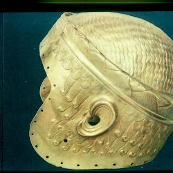 35 .- Casco de Meskaladung (Bagdad. Museo de Irak)