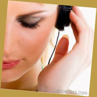 Woman-listening-to-music