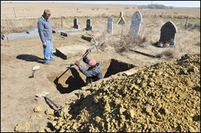 Uitenweerde Fanie brother of murdered Thinus, at Alliesrust family grave being dug