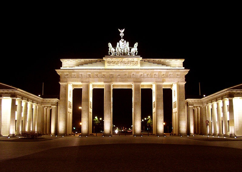 [800px-BrandenburgGate_FrontatNight_June_2004%255B4%255D.jpg]