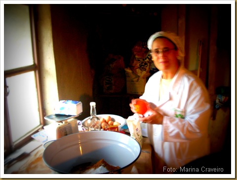 Marina a preparar  as raspas de laranja, o toque de aroma que faz o bolo ficar perfumado e com mais vida!