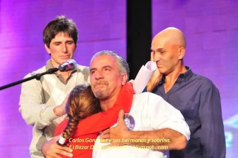 Carlos Gonzalez y sus hermanos y sobrina.jpg