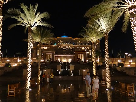 Emirates Palace Abu Dhabi noaptea