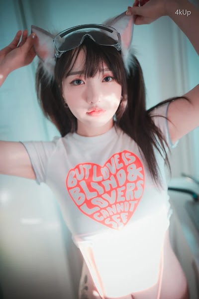 DJAWA Photo – Son Ye-Eun (손예은) Retro Gaming Girl