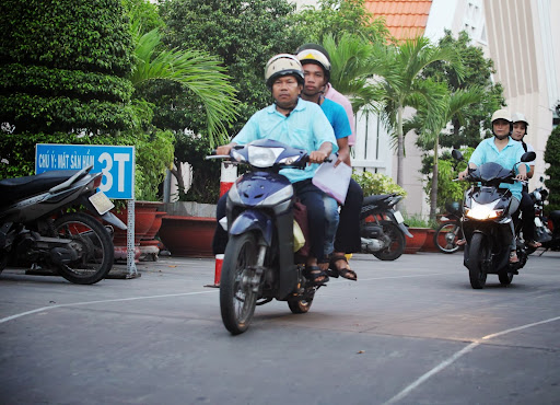 Các tình nguyện viên đưa các em đến trường thi