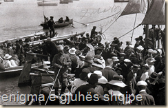 Aristokracia e Durrësit, imbarkohet në barkat e marinës italiane për të pritur Princin e Vidid