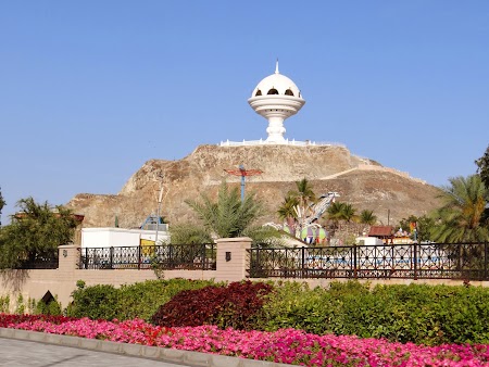 02. Monument bizar in Muscat.JPG