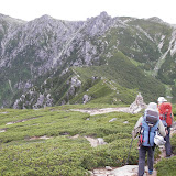 三ノ沢岳-宝剣の鞍部 下山は延々と縦走 あのピークを越えます