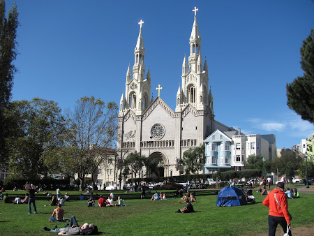Vacanta San Francisco: Oameni fara frica lui Dumnezeu stand la soare