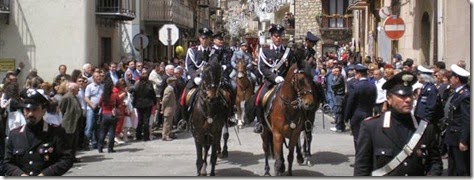 La sfilata del reparto dei carabinieri a cavallo