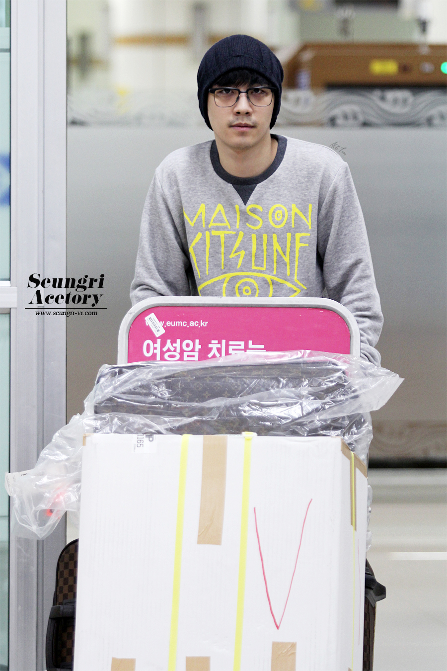 Seung Ri - Gimpo Airport - 20may2013 - 18.jpg
