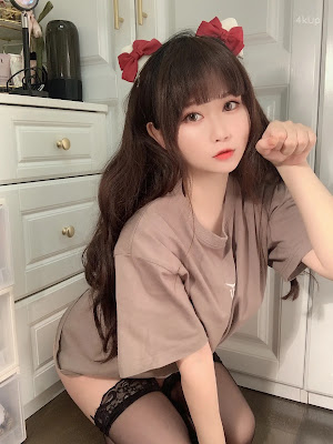 Coser@蜜桃少女是依酱呀 T恤底下