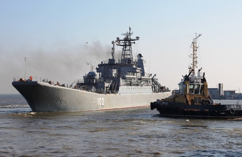 "Запад-2013": Погрузка белорусских военных на российские БДК