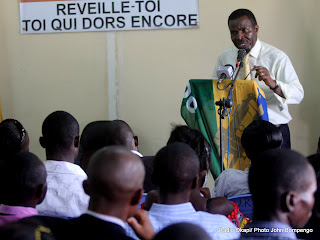 De droite à gauche, Kakese Malela Nicéphore, candidat à la présidentielle 2011, lors d’une rencontre avec des étudiants au siège de son parti politique URDC le 01/10/2011 à Kinshasa. Radio Okapi/ Ph. John Bompengo