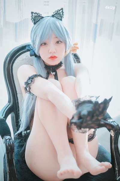 DJAWA Photo – Jeong Jenny (정제니) Schwarz und Wei Katzenmädchen