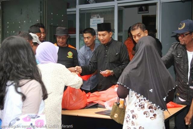 [pembagian%2520sembako%2520oleh%2520LMBR%2520Meranti%255B7%255D.jpg]