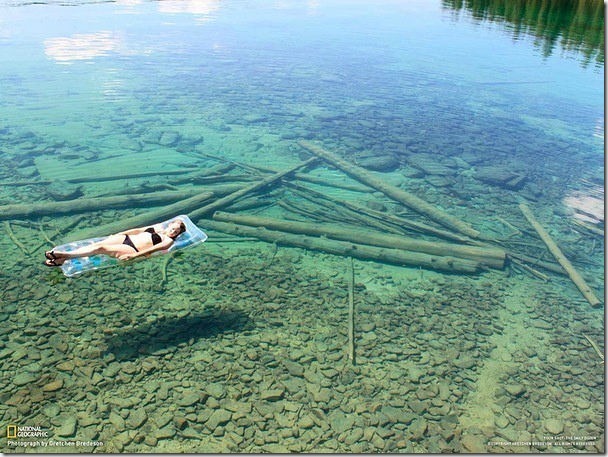 美國蒙坦納州一湖底清澈可見，但不要被眼睛所矇騙了，它其實可深得很。