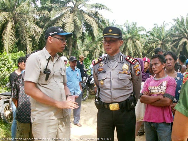 [AKP%2520Suparman%2520Kapolsek%2520Peranap%252C%2520Berdialog%2520Dengan%2520Managemant%2520PT%2520RAU%2520di%2520TKP.%2520Foto%2520F%2520Edi%2520Taju.%2520-%2520Copy%255B11%255D.jpg]