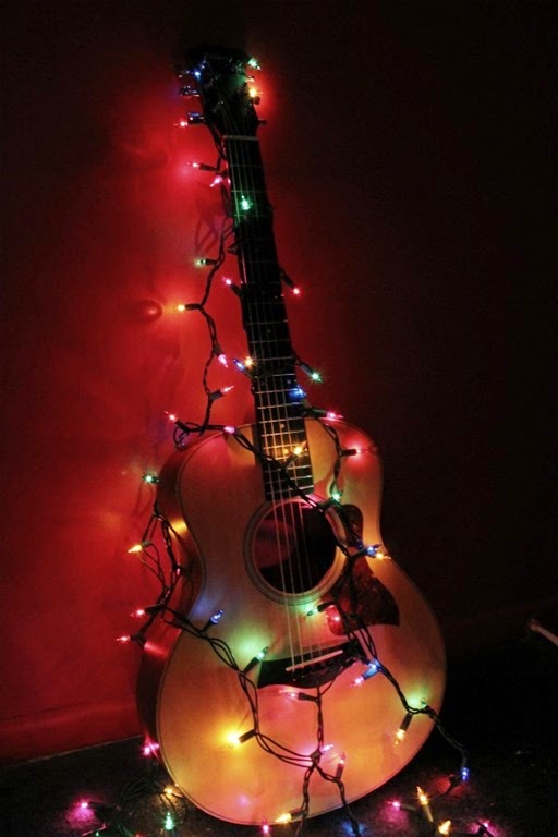 [christmas_guitar_by_sophiamarie13-d4hwumq%255B4%255D.jpg]