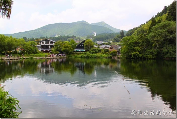 日本北九州-金鱗湖的湖面不大，這個取景大概就已經包含了整個金鱗湖三分之二以上的範圍了。