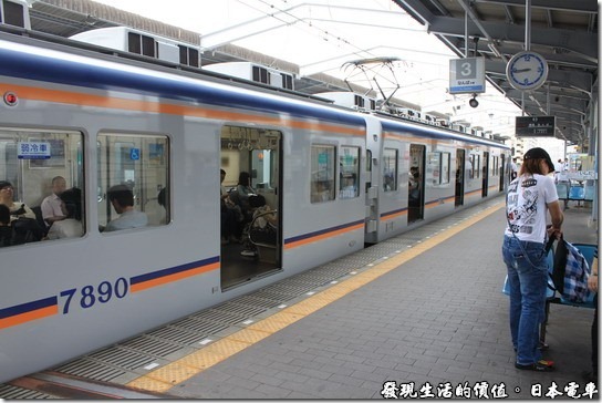 日本電車，這就是我們這次要搭乘的南海電鐵電車。