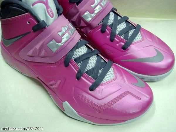 lebron james pink breast cancer shoes