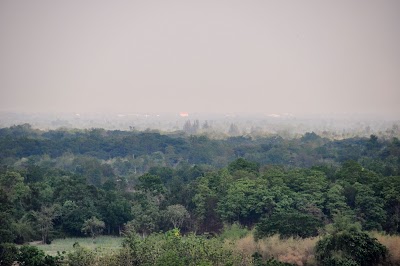 Vue brumeuse sur le parc historique depuis la partie nord (qui nécessite un ticket différent de celui de la zone principale) Nous arriverons tout juste avant la fermeture du site (16h30) mais la circulation se faisant en voiture et étant désert nous avons tout de même visité au delà de 16h30 comme il n'y a personne... DSC_0475.JPG