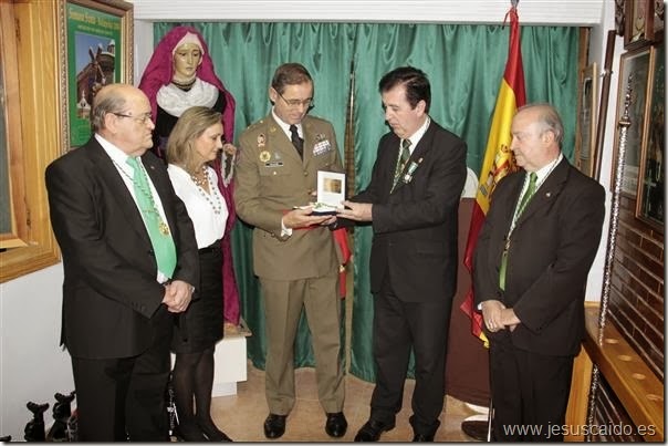 La entrega de la medalla al General Palacios se llevó a cabo en la casa hermandad