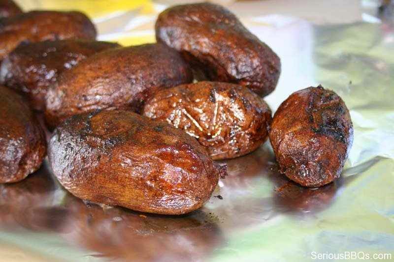 картошка по-деревенски в духовке с беконом. картошка на копчёном сале. картофель в беконе запеченный в духовке. картофель с копченостями в духовке. картошка горячего копчения.