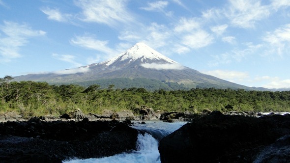 Vulcão Osorno visto desde os Saltos del Río Petrohue