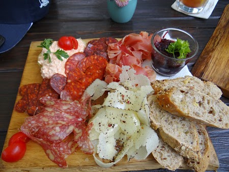 12. Branzeturi si mezeluri maghiare.JPG