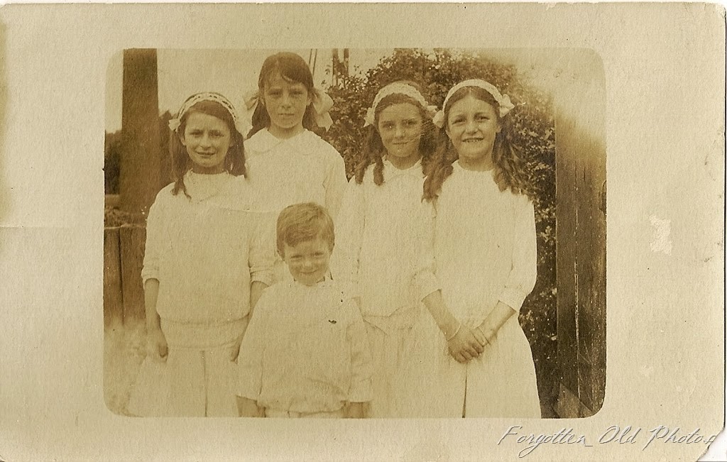 [4%2520girls%2520and%2520one%2520boy%2520Postcard%2520%2520Dorset%2520Antiques%255B10%255D.jpg]