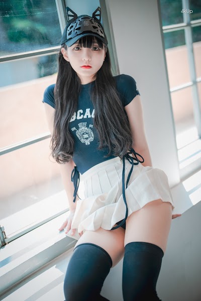 DJAWA Photo – Jeong Jenny (정제니) Classic Athletic Girl in Navy Blue