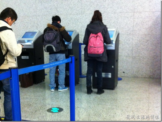上海台胞落地簽證啟用受理機，不用再貼照片了。