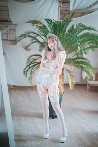 DJAWA Photo – Bambi (밤비) – “Reine de Blanc”
