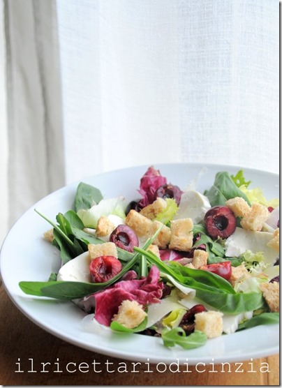 insalata con ciliegie e primo sale, con condimento balsamico o alla senape