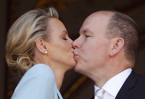 La pareja se ha dado dos besos tras su enlace civil.