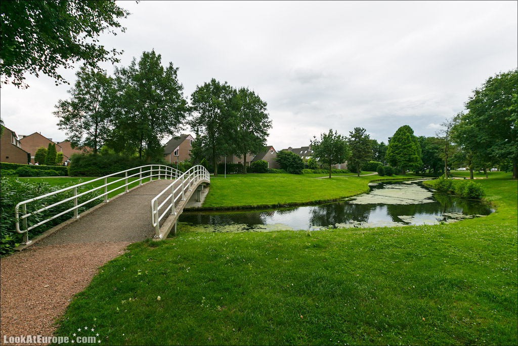 LookAtEurope.com - Фотогалоп по Европе. Чехия, Германия, Голландия.  Дома шары в голландском городе Хертогенбош | Holland, Bolwoningen Houses of Hertogenbosch